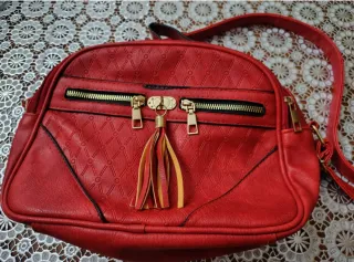 Borsa donna rossa con zip e nappe