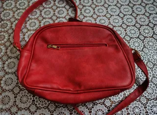 Borsa donna rossa con zip e nappe