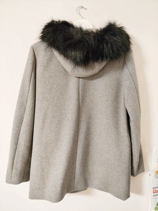 Abrigo Stradivarius gris con capucha