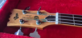 Bajo Mosrite Avenger Japón