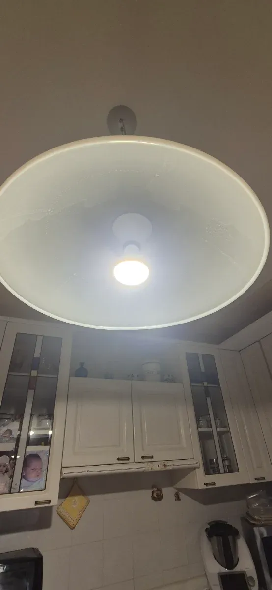 Lampadario bianco in plastica