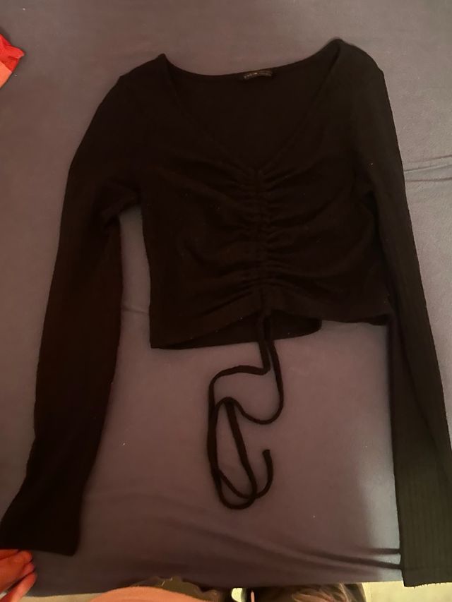 Top negro fruncido con cordón