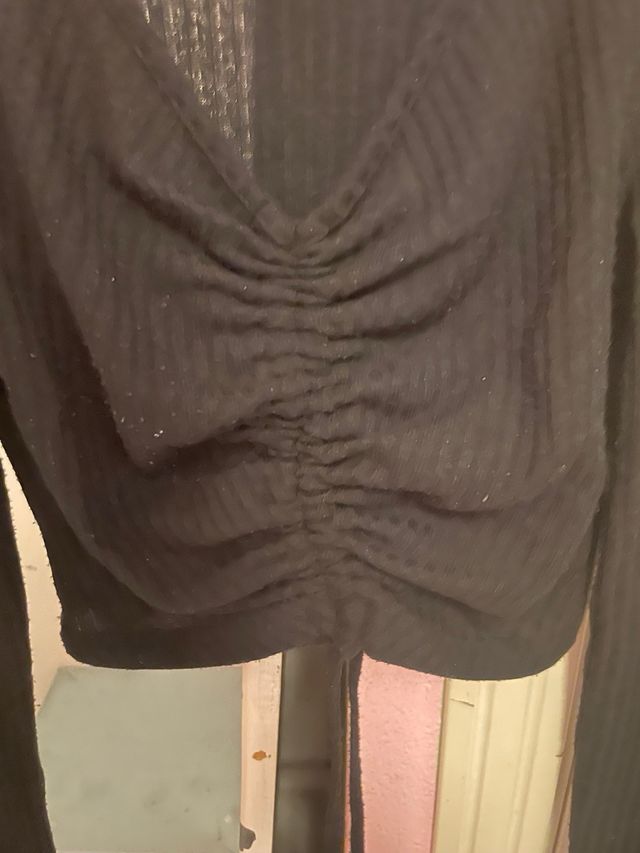 Top negro fruncido con cordón