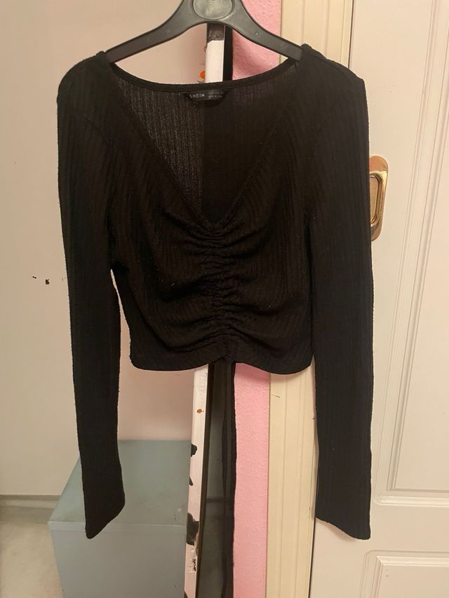 Top negro fruncido con cordón