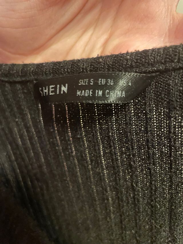 Top negro fruncido con cordón