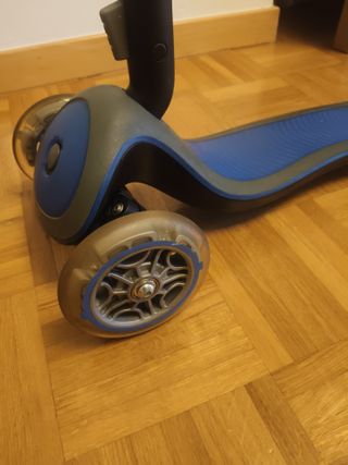 Patinete Globbe Con luces de colores.