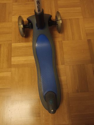 Patinete Globbe Con luces de colores.