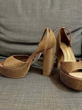 Tacones dorados con pedrería