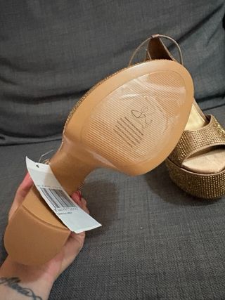 Tacones dorados con pedrería