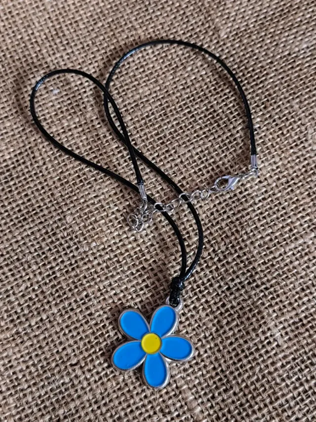 Collar con Flor de Margarita Azul Esmaltada