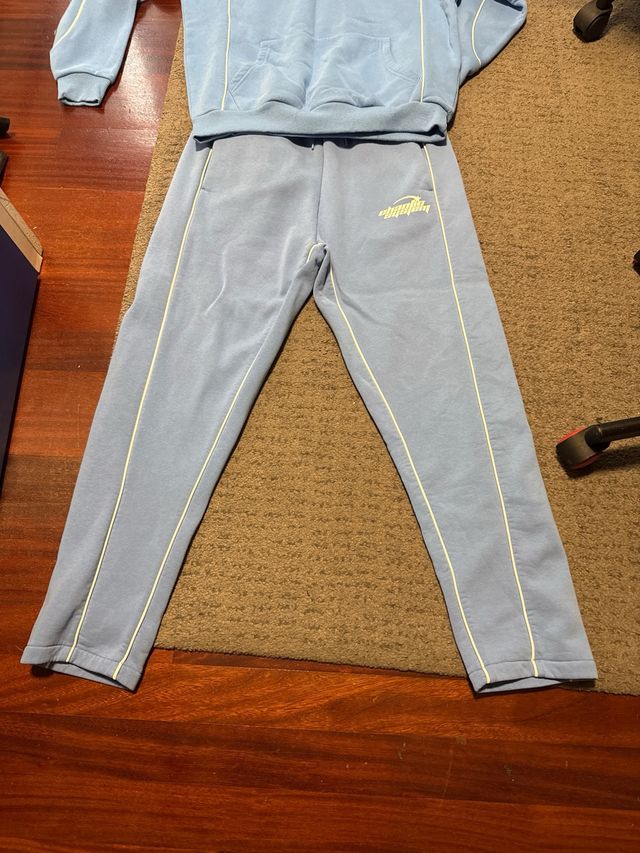 Conjunto chándal azul con ribetes