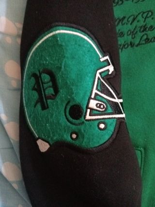 Chaqueta Verde y Negra Estilo Universitario