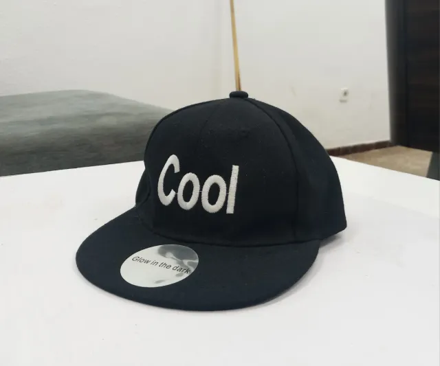 Gorra Negra Cool Brilla Oscuridad
