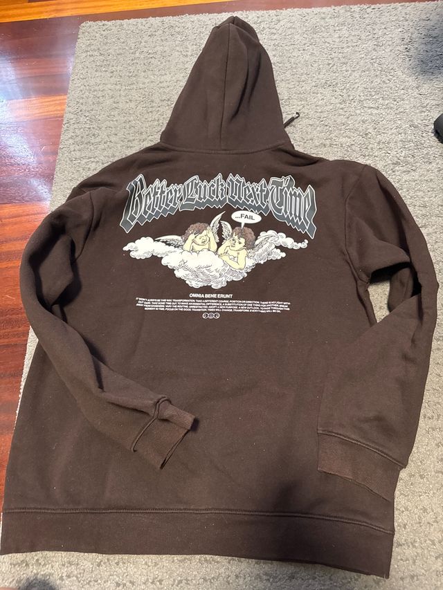 Sudadera marrón con estampado de ángeles