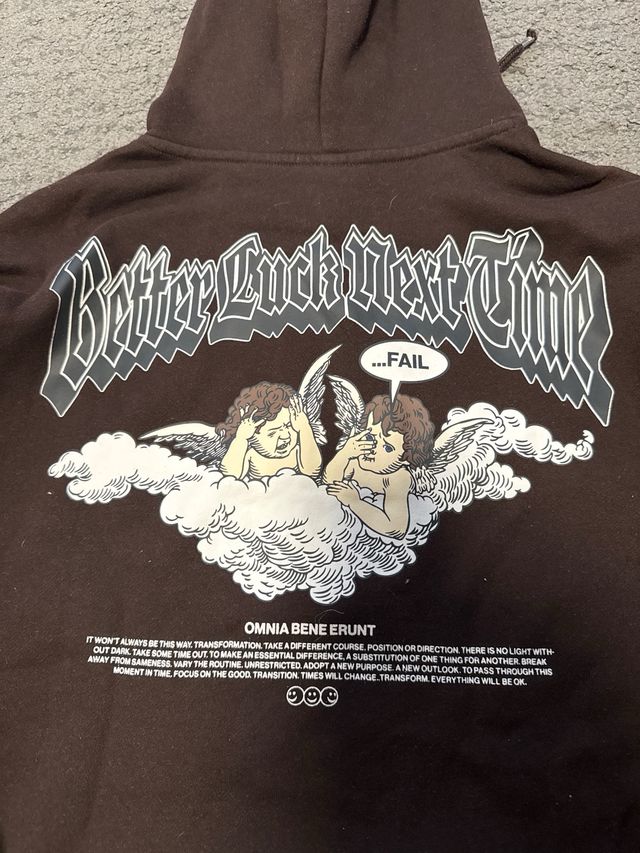 Sudadera marrón con estampado de ángeles