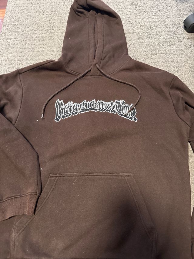 Sudadera marrón con estampado de ángeles