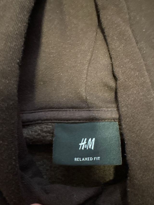 Sudadera marrón con estampado de ángeles