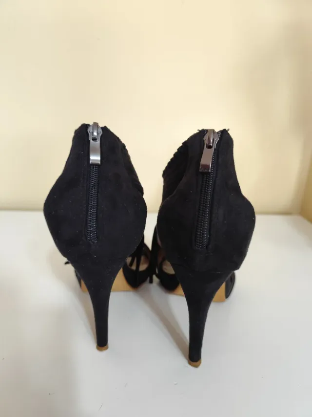 Tacones negros con flecos
