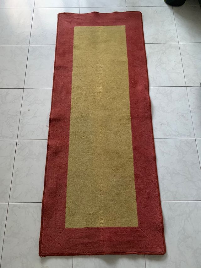 Tappeto rettangolare rosso e senape