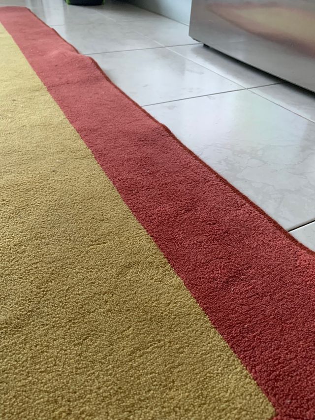 Tappeto rettangolare rosso e senape