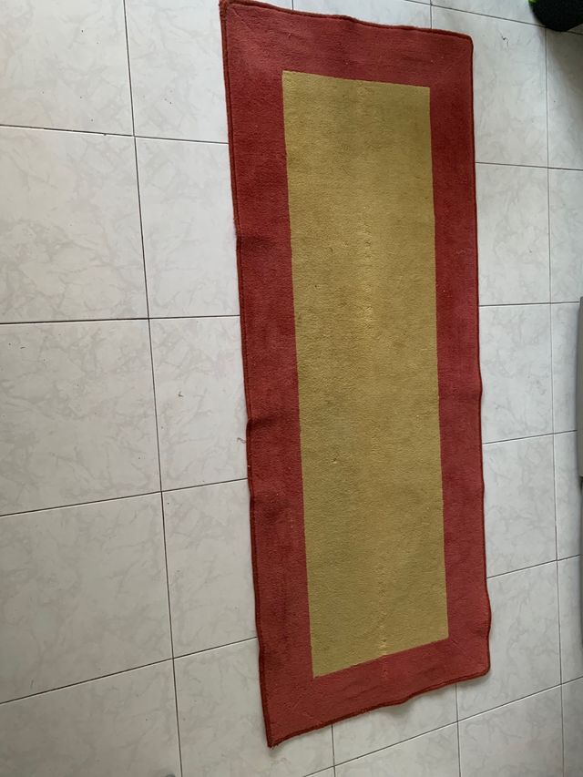 Tappeto rettangolare rosso e senape