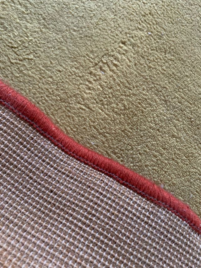 Tappeto rettangolare rosso e senape