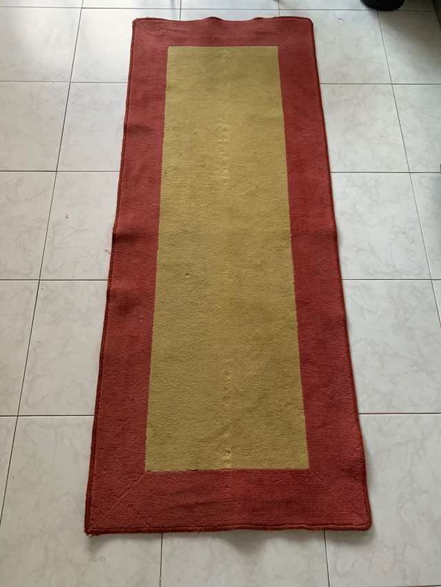 Tappeto rettangolare rosso e senape