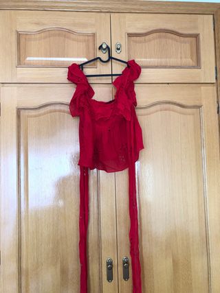 Top rojo con volantes y lazos