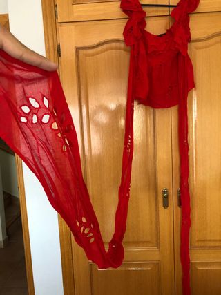 Top rojo con volantes y lazos