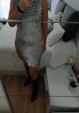 Vestido plateado con textura. Es una L pequeña