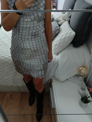 Vestido plateado con textura. Es una L pequeña