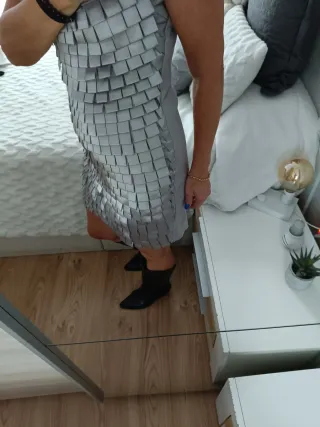 Vestido plateado con textura. Es una L pequeña