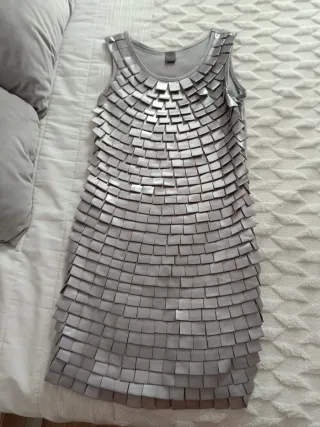 Vestido plateado con textura. Es una L pequeña