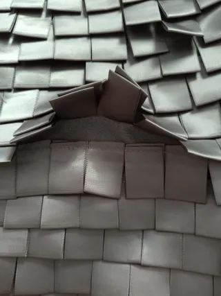 Vestido plateado con textura. Es una L pequeña