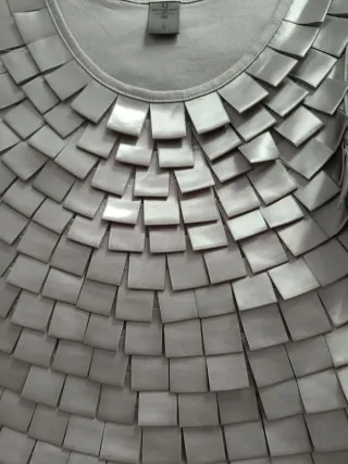 Vestido plateado con textura. Es una L pequeña