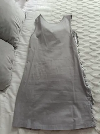 Vestido plateado con textura. Es una L pequeña