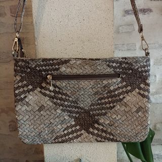 Bolso serpiente trenzado beige y marrón