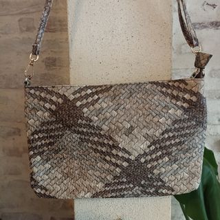 Bolso serpiente trenzado beige y marrón
