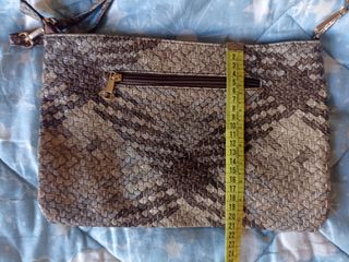 Bolso serpiente trenzado beige y marrón