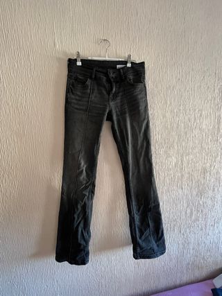 Pantalón campana negro desgastado