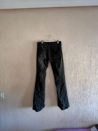 Pantalón campana negro desgastado