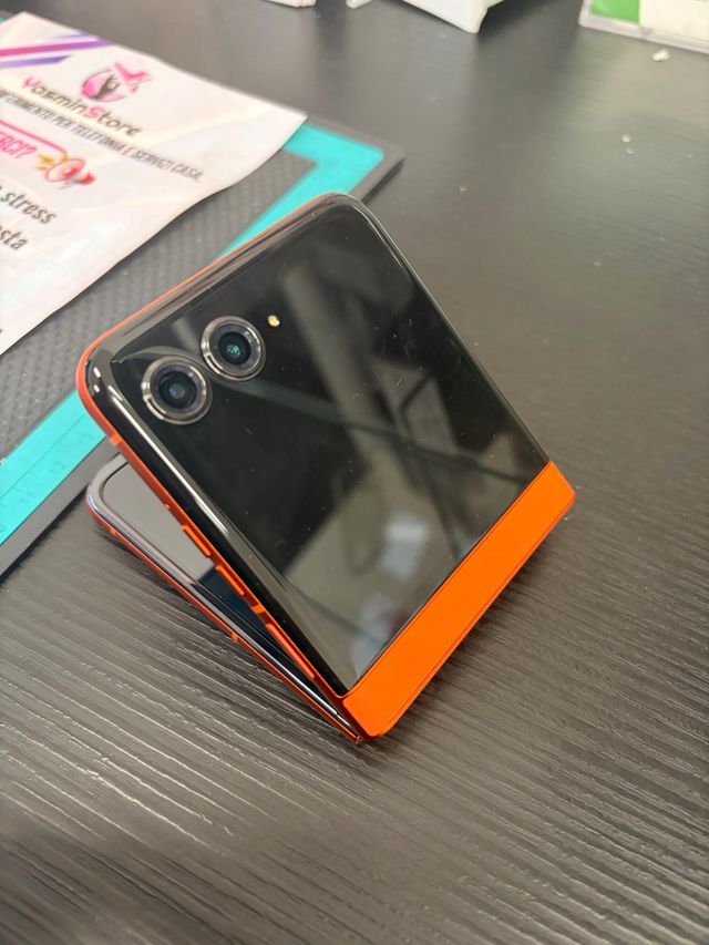 Motorola pieghevole nero e arancione