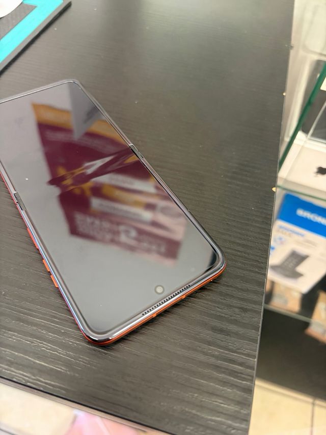 Motorola pieghevole nero e arancione