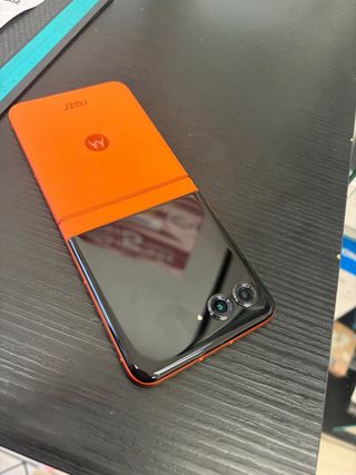 Motorola pieghevole nero e arancione
