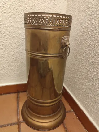 Paragüero de metal dorado con león