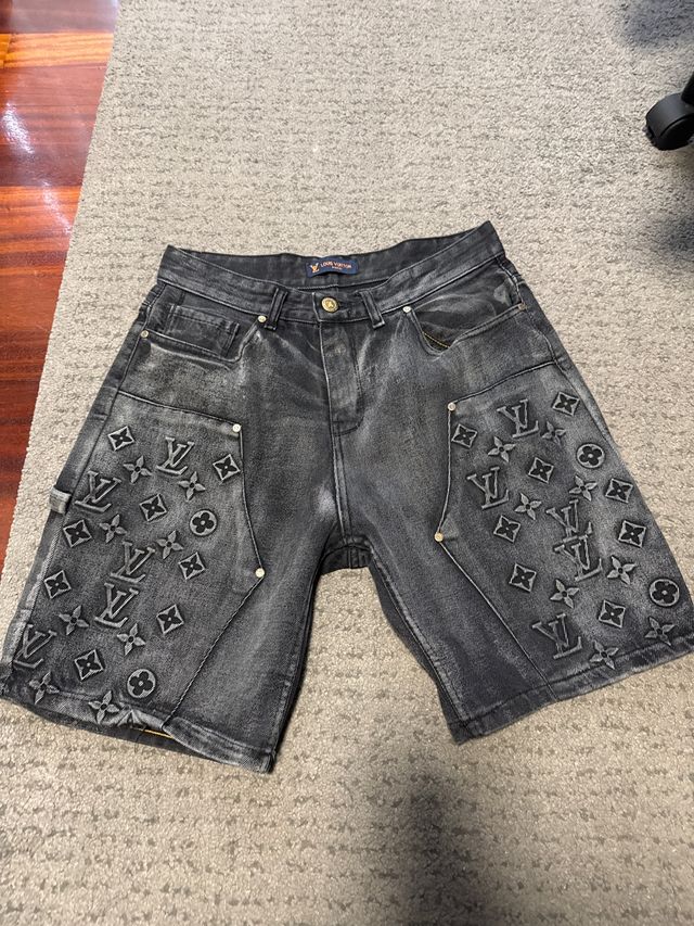 Louis Vuitton Shorts Grises