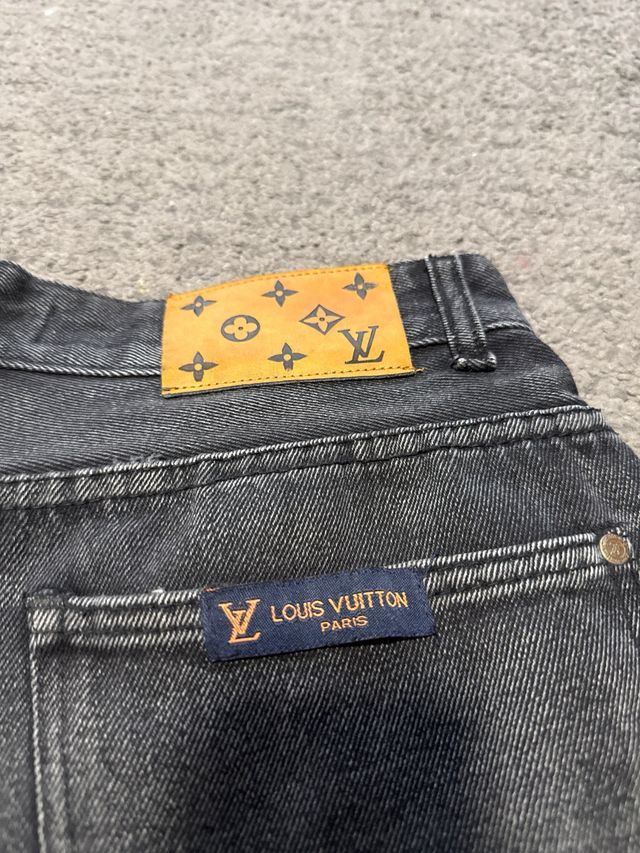 Louis Vuitton Shorts Grises