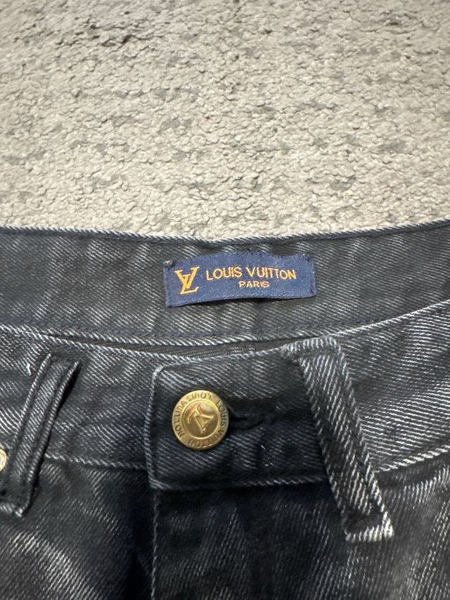Louis Vuitton Shorts Grises