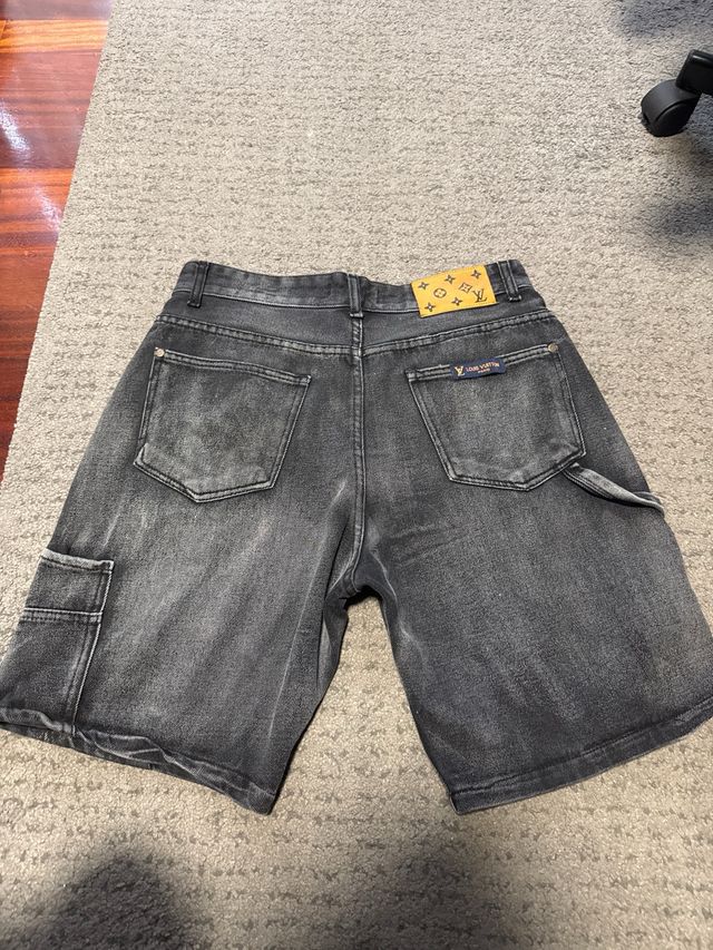 Louis Vuitton Shorts Grises