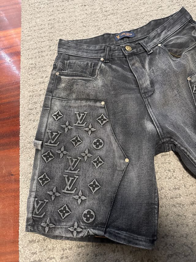Louis Vuitton Shorts Grises